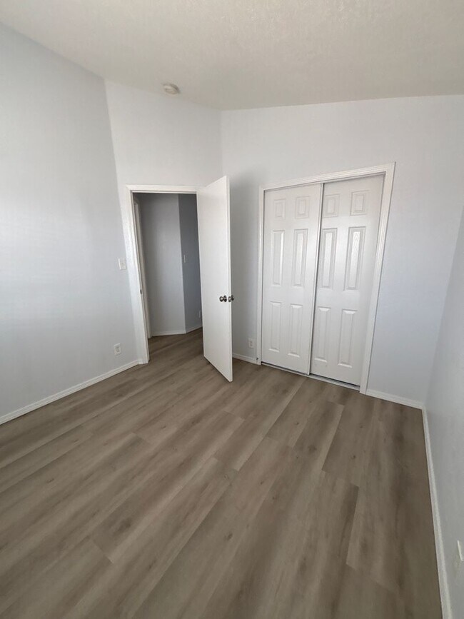 Building Photo - 5 Bedroom House