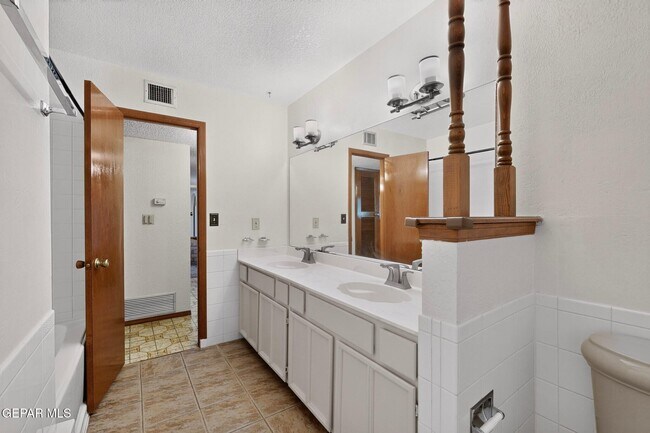Building Photo - 4536 R L Shoemaker Dr