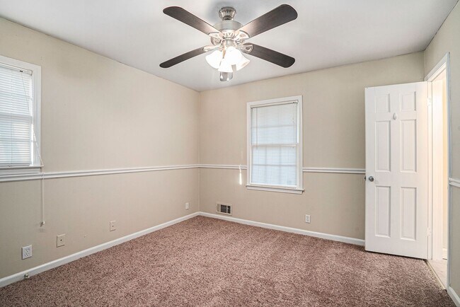 Building Photo - 5 Bedroom Large Ranch with Finished Basement