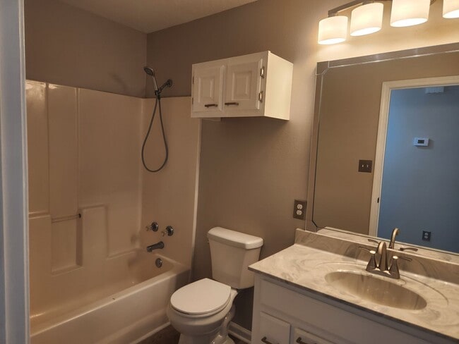 Building Photo - Spacious 3-Bed, 2-Bath Home in a Quiet Neighborhood