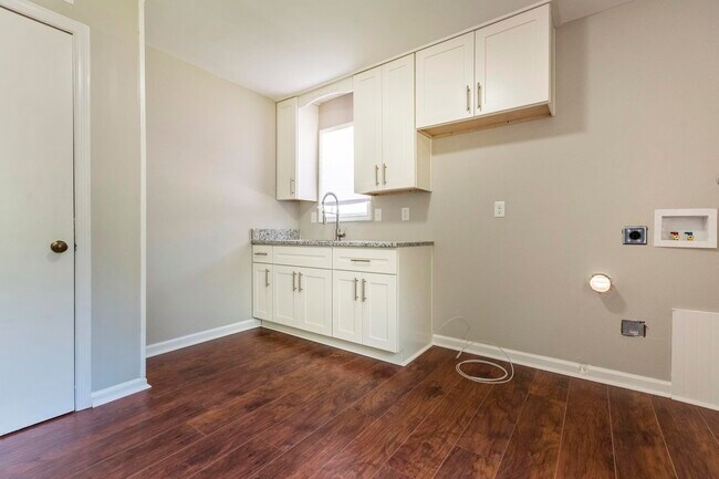 Building Photo - 1553 North Pkwy