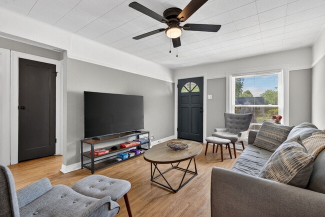 Building Photo - 8821 Kendale Dr