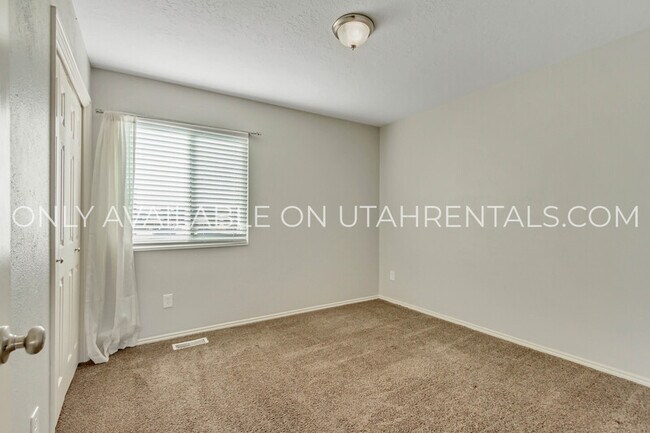 Building Photo - 1731 W Garden Dr