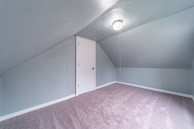 Building Photo - 409 Racine St