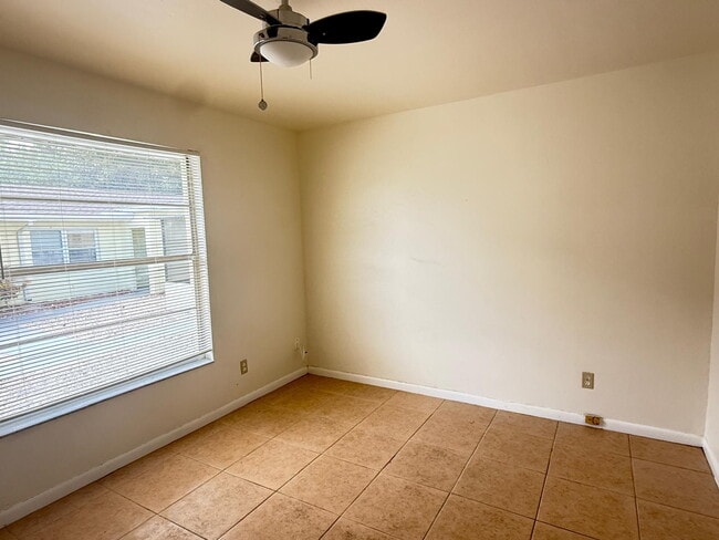 Building Photo - Spacious 2 Bedroom 1 Bath
