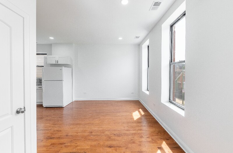 Building Photo - 914 W 19th St