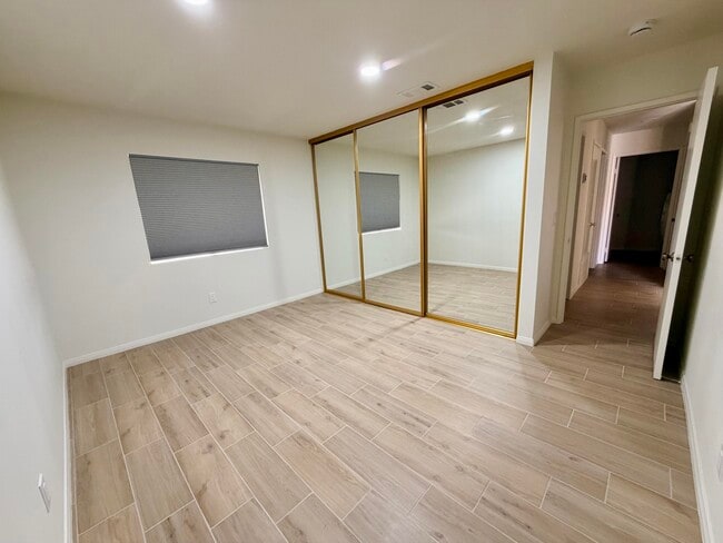 Building Photo - 1496 E Luna Way