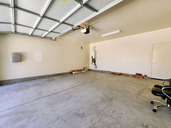Building Photo - 4 Bedroom Home in W Section