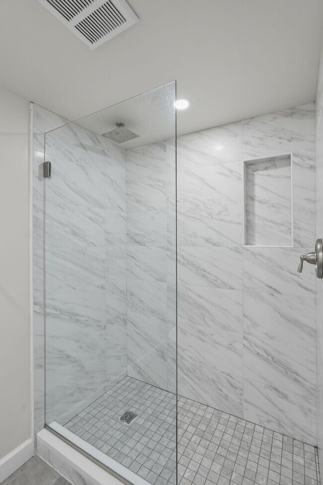 Building Photo - Updated 2BR Condo in Old Town Alexandria - 2 blocks to Metro