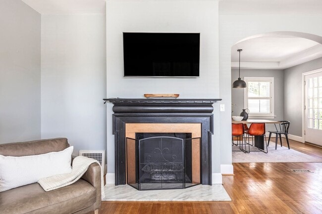 Building Photo - Elegant Sugar House Living: Finished Basement and Prime Location