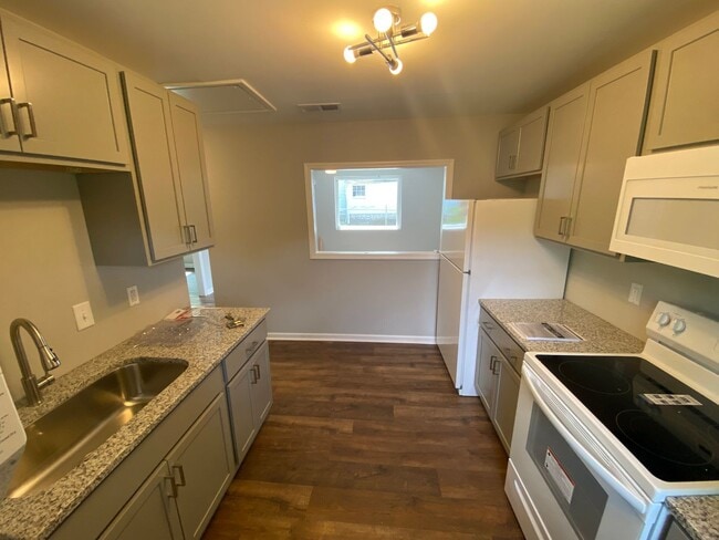 Building Photo - 2 bed 1 bath in quadplex. Walk to Meharry Medical College or Fisk. Renovated, off street parking....