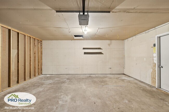 Building Photo - 3 Bedroom End Unit Townhouse