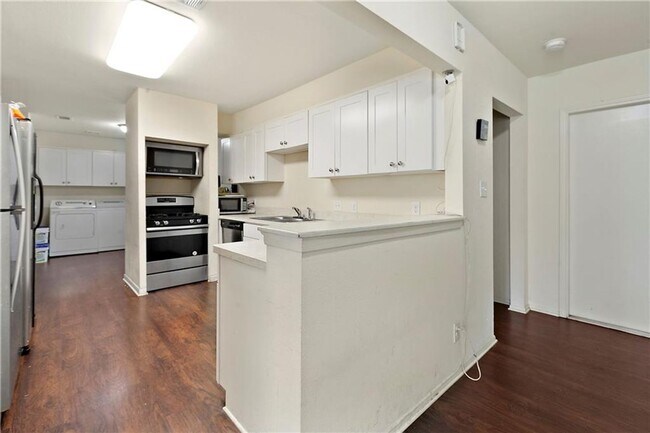 Building Photo - Duplex 11 Bedrooms 6 Baths Available August 2025