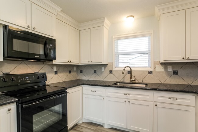 Building Photo - 1140 Glenda St