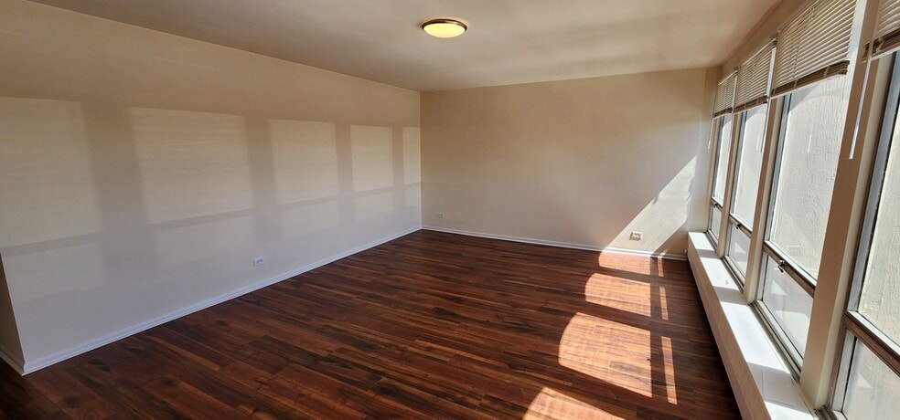 Building Photo - 1400 E 55th Plz