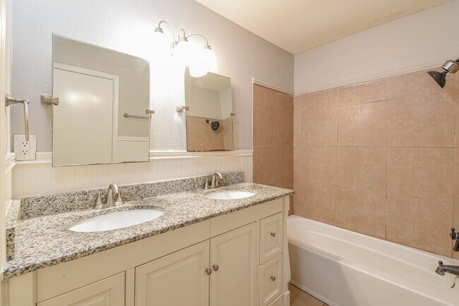 Building Photo - 208 17th Ave N