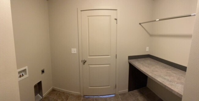 Building Photo - 1619