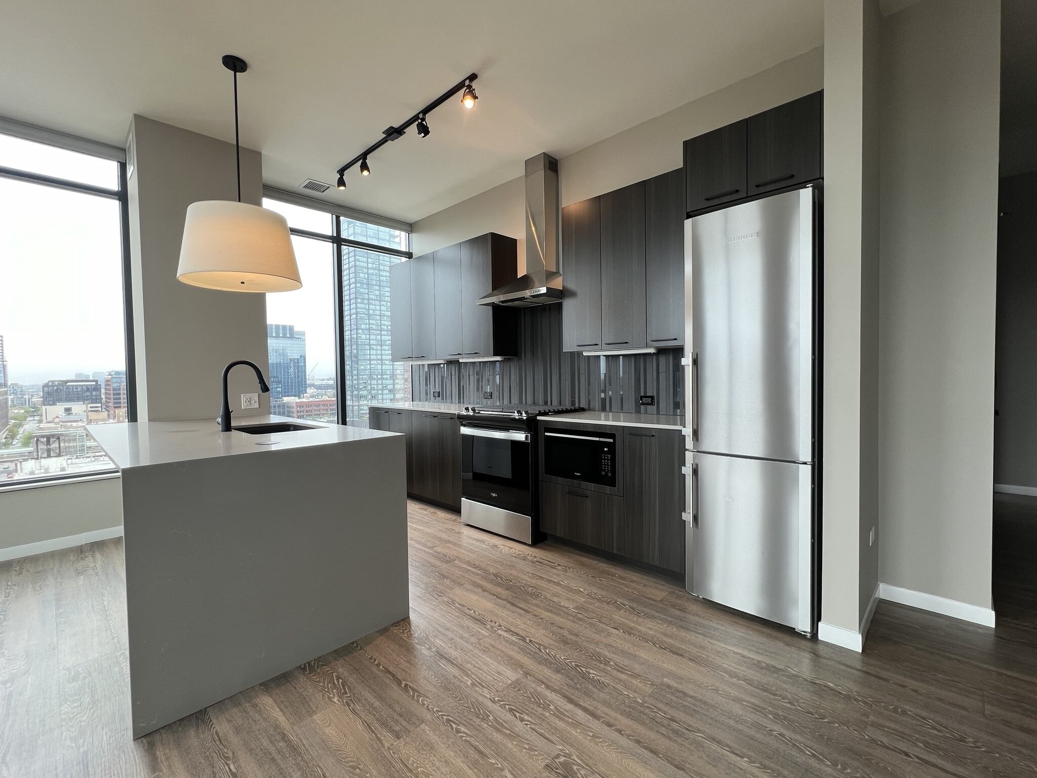 Building Photo - 932 W Washington Blvd