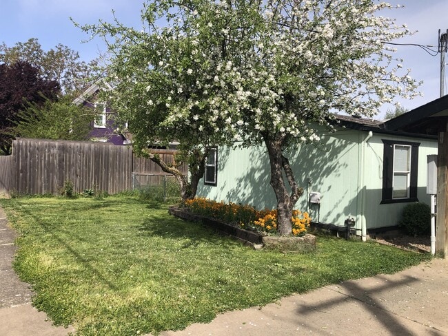 Building Photo - 167 W Rose St