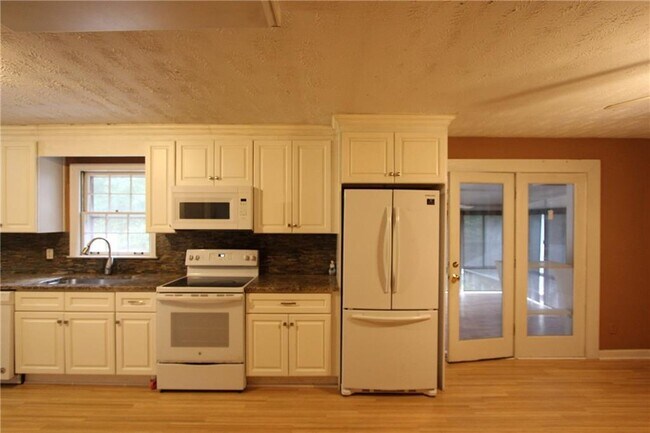 Building Photo - 2944 Piedmont Dr