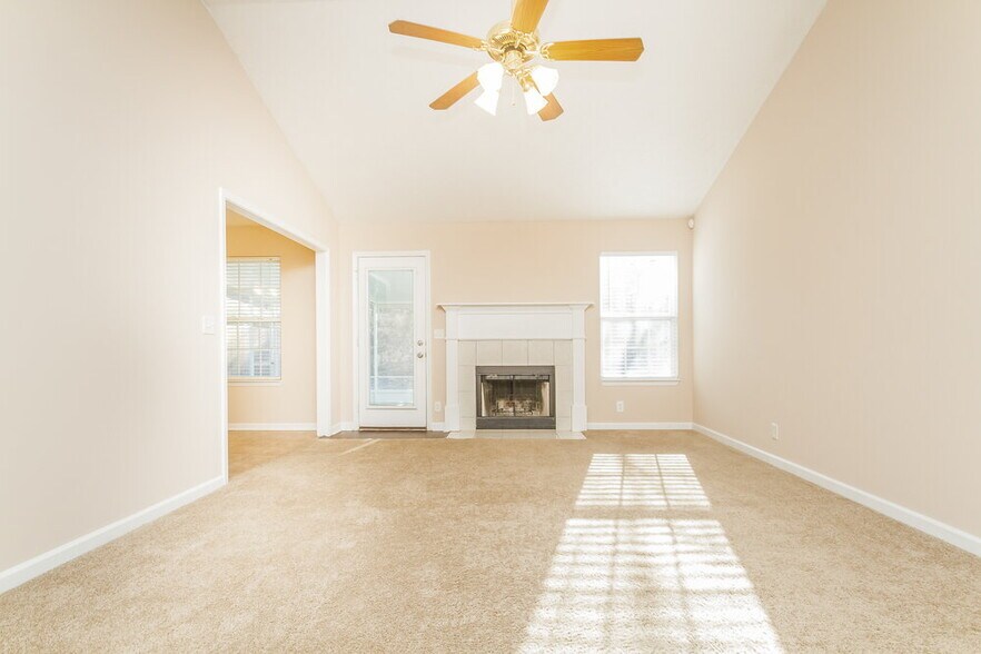 Building Photo - 1318 Eastwoods Dr
