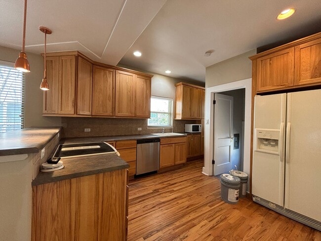 Building Photo - Cozy 2-bedroom bungalow! Detached 2-car garage!