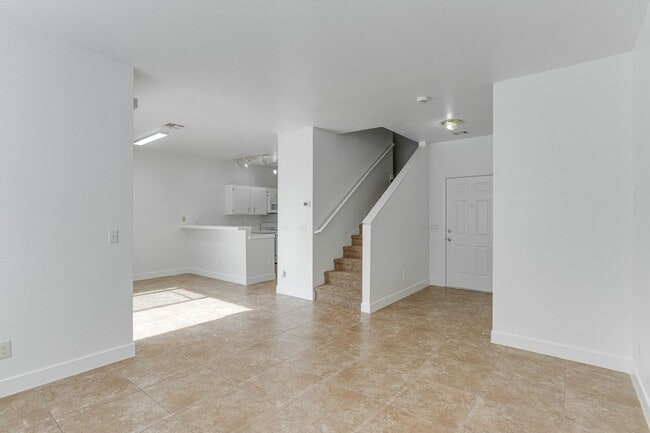 Building Photo - Exceptional 2 Bedroom in Desirable Location & Stunning Amenities