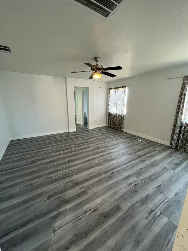 Building Photo - 4 bedroom 3bth Oak Hills area! Close to the 15 Freeway!