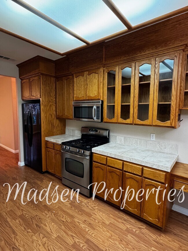 Building Photo - 121 Hart Ln