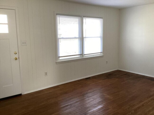 Building Photo - 242 E 35th St