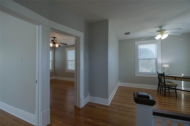 Building Photo - 307 Walnut Dr E