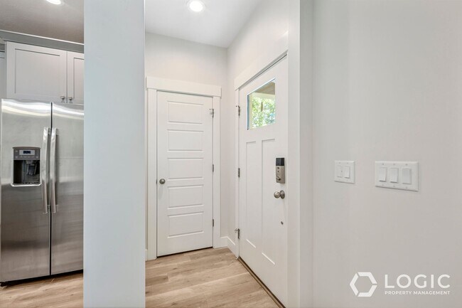 Building Photo - Beautiful Townhome in Amazing Location.