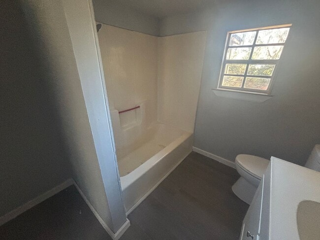 Building Photo - FOR RENT