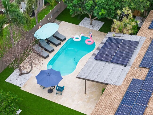 Building Photo - 5760 NE 18th Ave