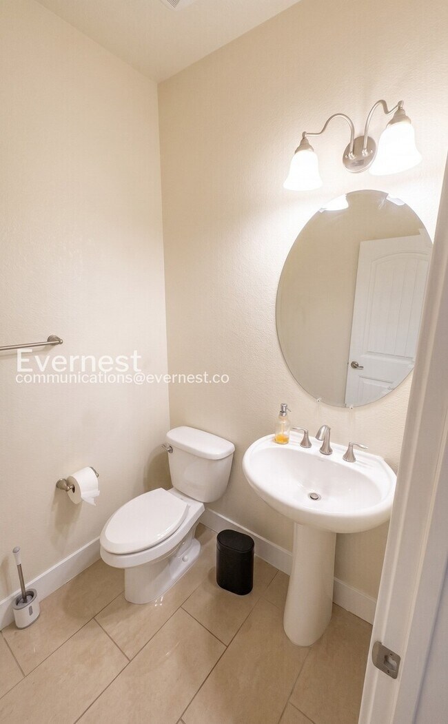 Building Photo - 3-Bed/3.5-Bath Townhome/ Available Now!