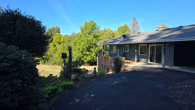 Building Photo - Beautiful 3 Bedroom Home on Acreage