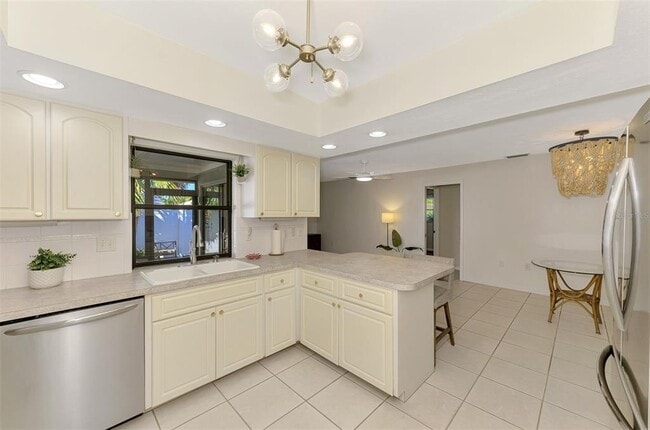 Building Photo - 2221 Pine View Cir