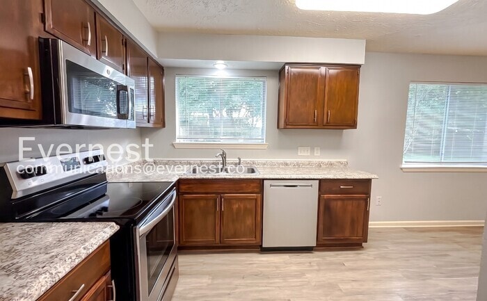 Building Photo - 6406 Summer Ridge Dr
