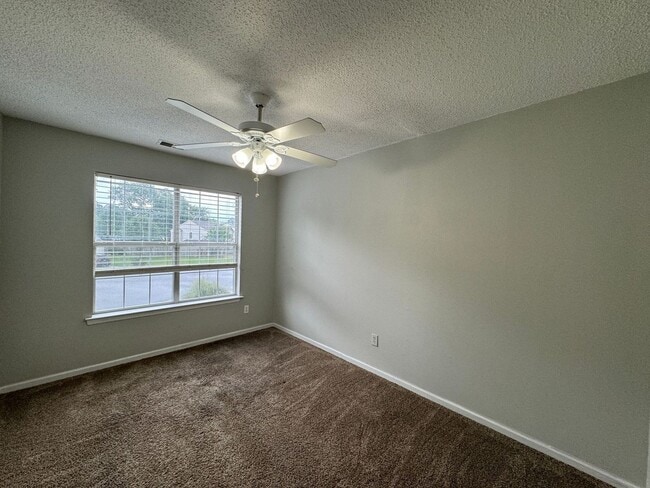 Building Photo - Introducing a charming home located in the heart of Suffolk ¨ASK ABOUT OUR ZERO DEPOSIT¨