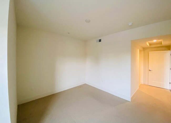 Building Photo - Gorgeous Top Floor Condo Located in Downto...