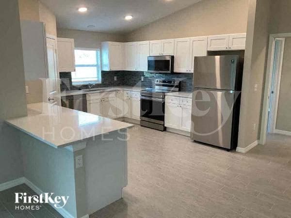 Building Photo - 920 NW Juanita Pl
