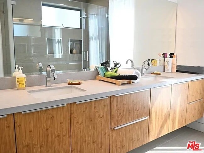 Building Photo - 1410 Coronado Terrace