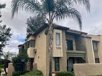 Building Photo - Stunning 2 bed 2 bath Condo In San Carlos