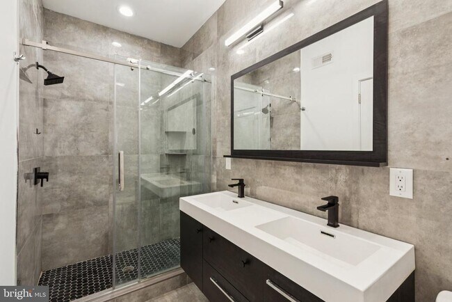 Building Photo - 2820 Livingston St