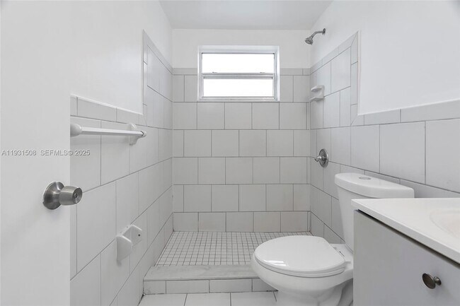 Building Photo - 644 SW 10th St