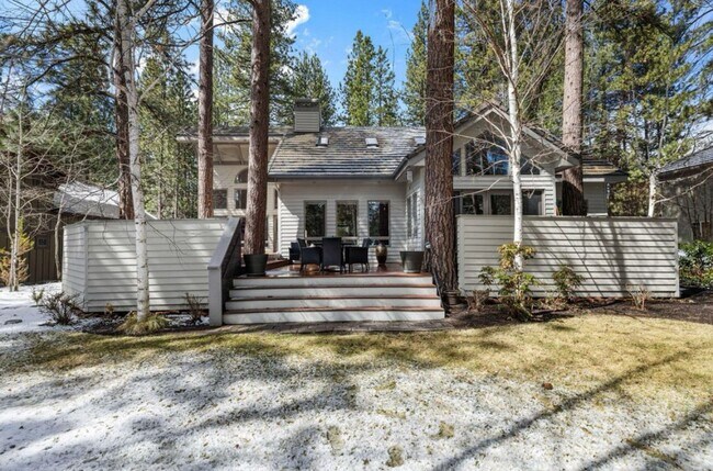 Building Photo - Gorgeous Single Level Luxury Home with 3-C...