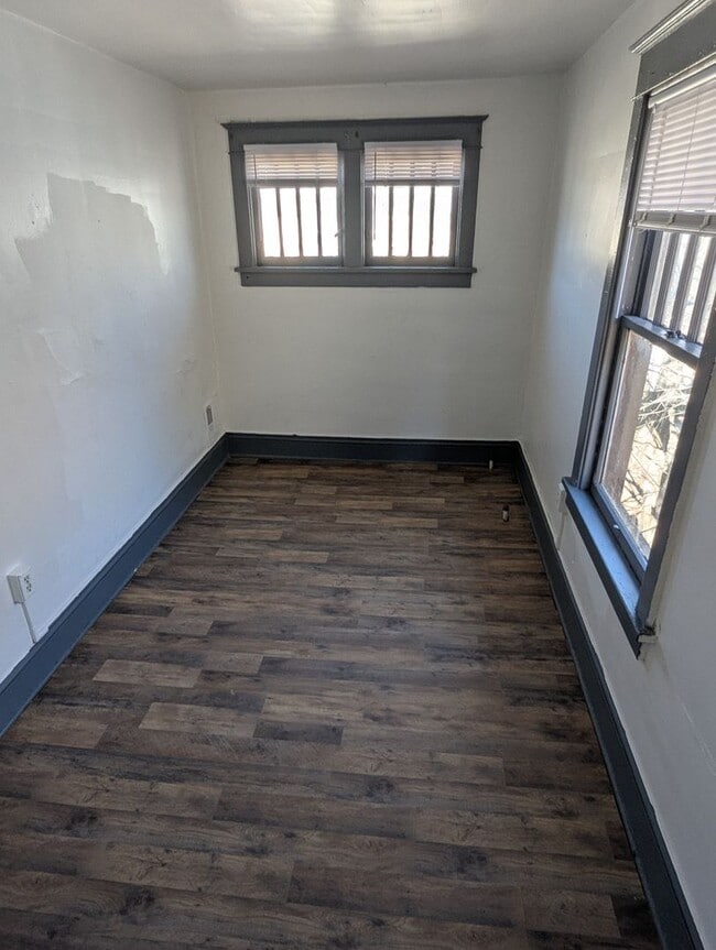 Building Photo - 2 bedroom Row Home