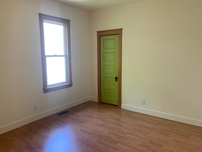 Building Photo - Spacious 3 bedroom home with two separate ...