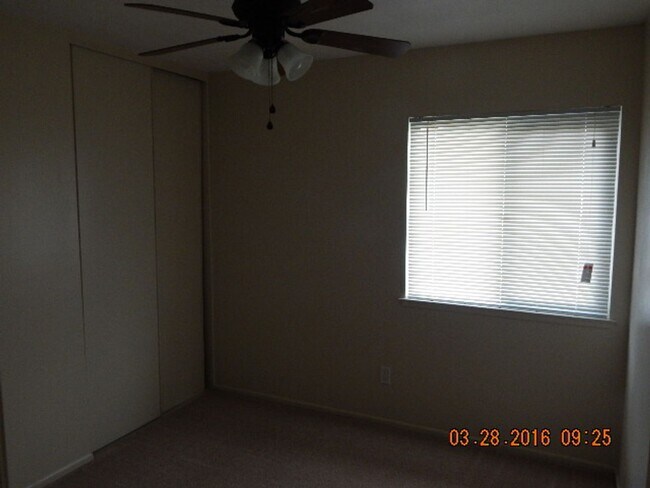 Building Photo - Riverside - GATED 3 Bedroom Condo in Sprin...