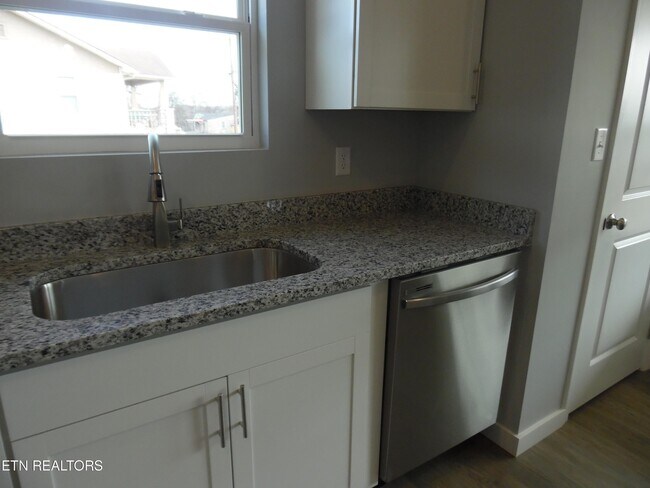 Building Photo - 3615 Lyle Ave